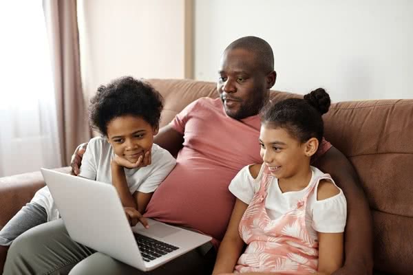 https://hourofcode.com/images/fit-600/Marketing/father-and-children-looking-at-a-laptop-4260749.jpg